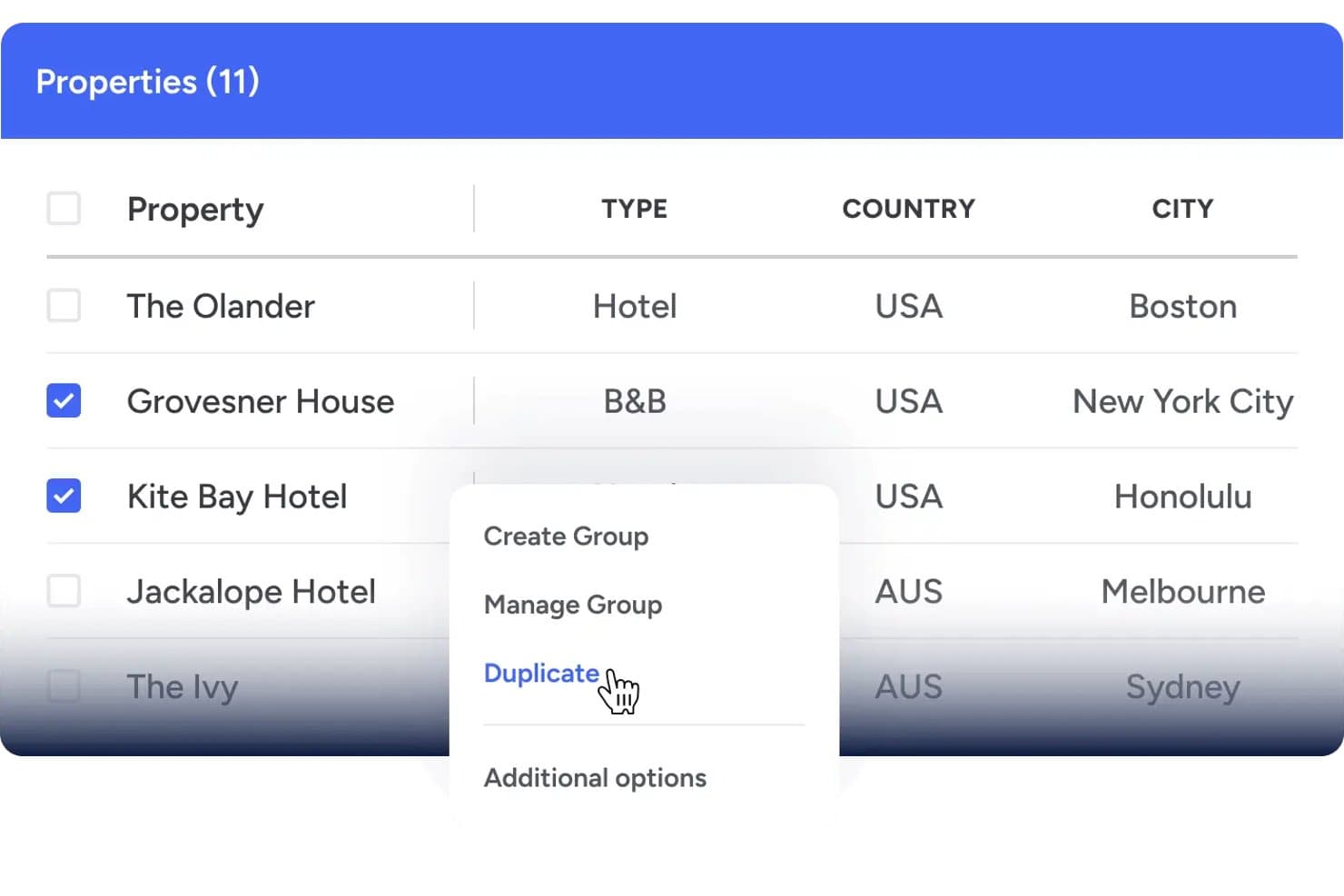 Liste d'établissements avec des cases à cocher présentant des hôtels et un menu déroulant avec une option de duplication