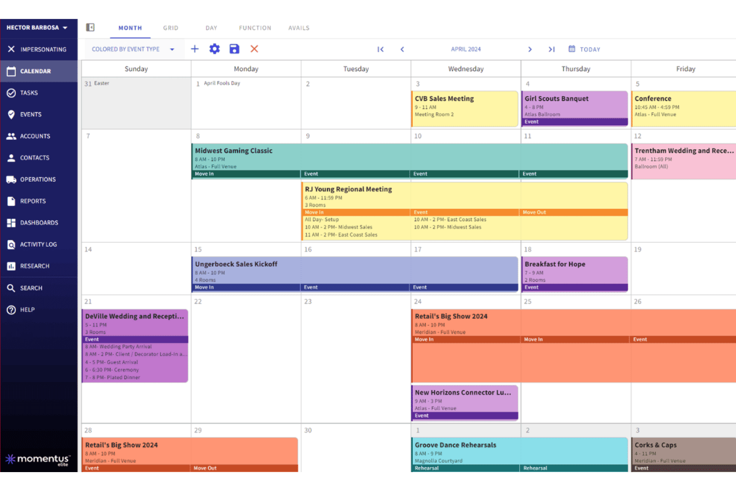Månedlig kalendervisning med farvekodede arrangementer og spillestedsbookinger for april 2024.