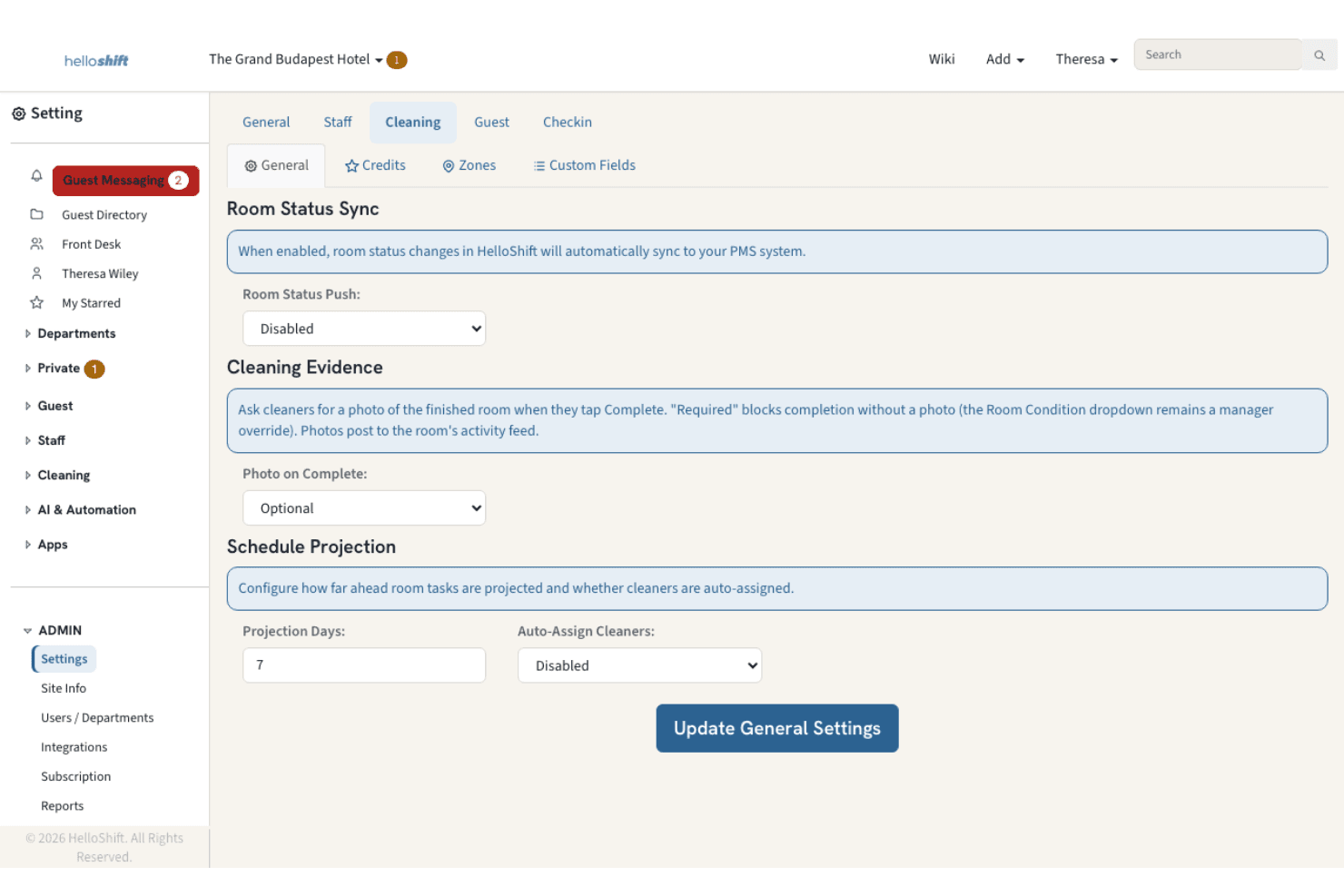 Panneau des paramètres de nettoyage de HelloShift affichant la synchronisation du statut des chambres, les preuves de nettoyage et les champs de projection du planning.