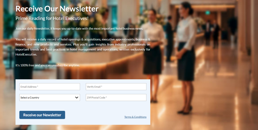 Pagina di iscrizione alla newsletter di Hotel Executive con modulo di registrazione tramite e-mail, descrizione delle notizie sul settore dell'ospitalità e immagine di sfondo del personale alberghiero in una hall