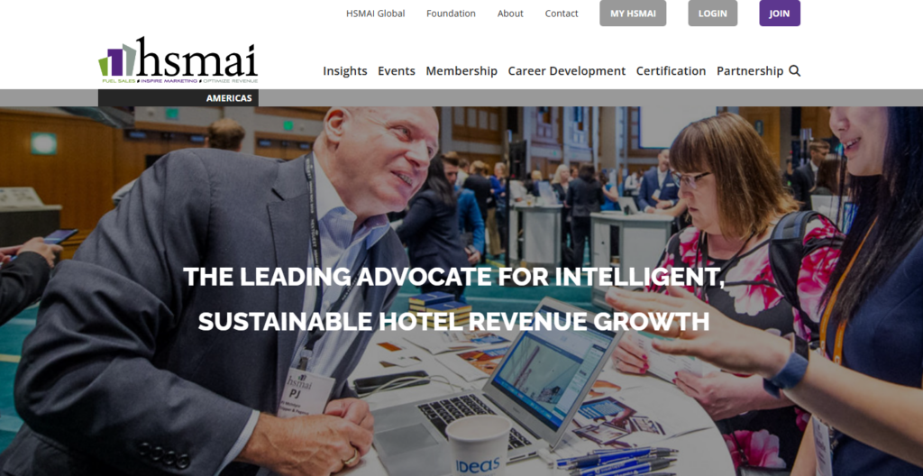 HSMAI-leden netwerken tijdens een evenement over hotelomzet